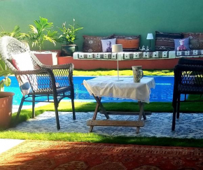 Chambre confortable dans une ambiance hôtel de charme avec piscine